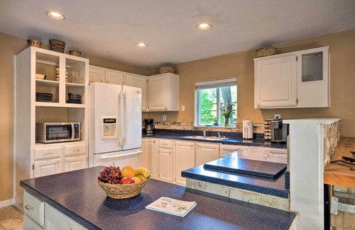 Brookings Cabina | Quaint Riverside Reprieve w/ Kayaks + Floats!