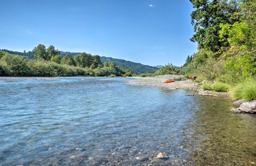 Brookings Casa | Quaint Riverside Reprieve with Kayaks and Floats!