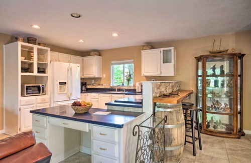 Brookings Casa | Quaint Riverside Reprieve with Kayaks and Floats!