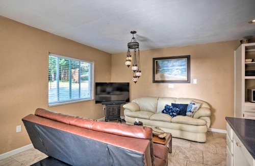 Brookings Casa | Quaint Riverside Reprieve with Kayaks and Floats!