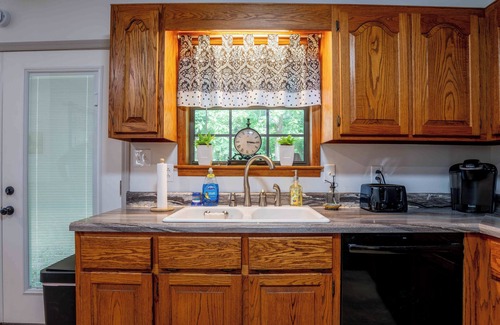 Florence Casa | Quaint & Serene Creekside Retreat + Pet friendly