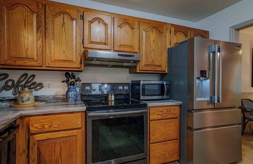 Florence Casa | Quaint & Serene Creekside Retreat + Pet friendly