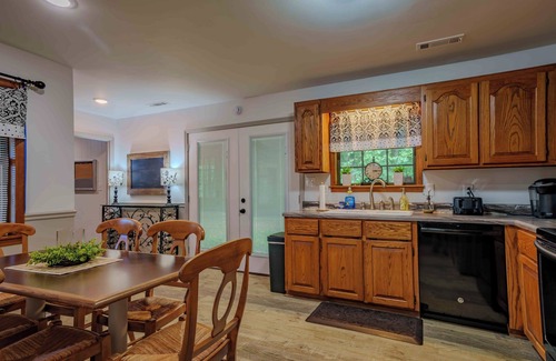Florence Casa | Quaint & Serene Creekside Retreat + Pet friendly