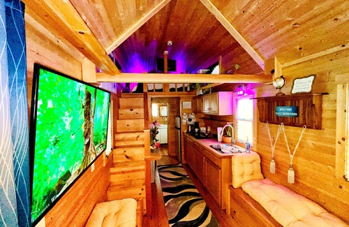 Clarkdale Cabina | Quaint & Spacious Tiny House: Gorgeous Decor, Near ATL Airport, Midtown & Sports