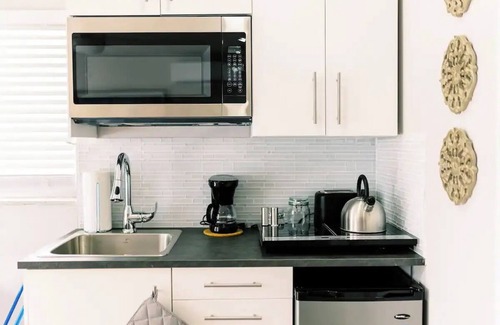 Lauderdale Harbours Apartamento | Quaint Studio w/ Kitchenette, Pool, & Parking