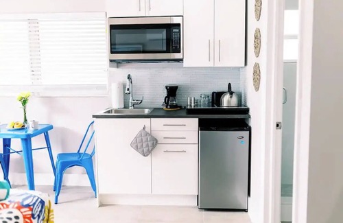 Lauderdale Harbours Apartamento | Quaint Studio w/ Kitchenette, Pool, & Parking