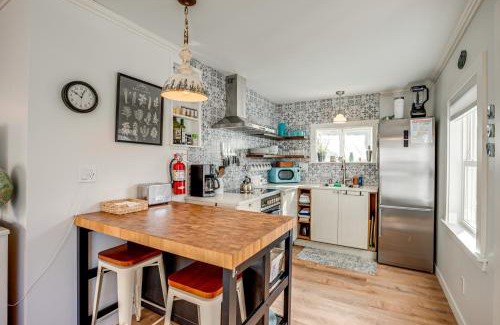 Seaside Casa | Quaint Sur La Mer Cottage with Deck, Fire Pit