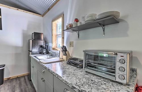 East Tallassee Cabina | Quaint Tallassee Cabin: Stone Creek On-Site!