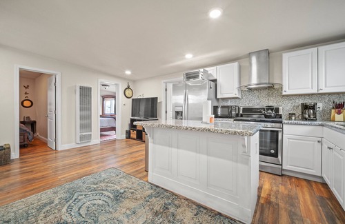 Seaside Casa | Quaint trendy home just a stroll from the seas