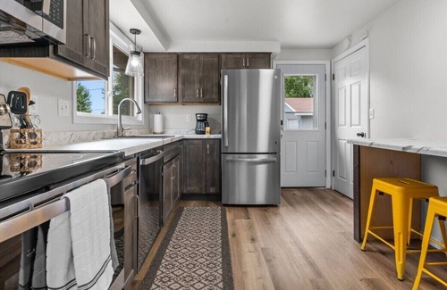 De Pere Casa | Quaint Twindo in East Depere! On Site Parking.