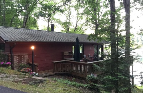 Mountain Rest Cabina | Quaint two bedroom cabin just a few steps away from and on Mountain Rest Lake.