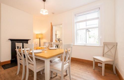 Fulwell and Hampton Hill Casa | Quaint Victorian Cottage great transport to London Pass The Keys