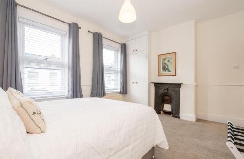 Fulwell and Hampton Hill Casa | Quaint Victorian Cottage great transport to London Pass The Keys
