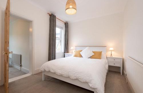 Fulwell and Hampton Hill Casa | Quaint Victorian Cottage great transport to London Pass The Keys