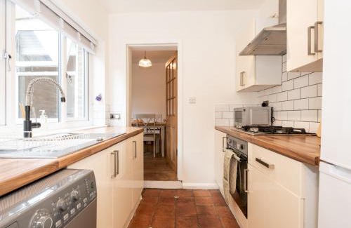 Fulwell and Hampton Hill Casa | Quaint Victorian Cottage great transport to London Pass The Keys