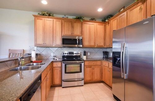 Jonestown Condominio | Quaint Villa in the Hollows Resort! Pickleball, Beach Club, 4 Pools, Hiking trails!