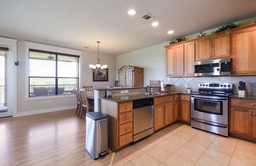 Jonestown Condominio | Quaint Villa in the Hollows Resort! Pickleball, Beach Club, 4 Pools, Hiking trails!