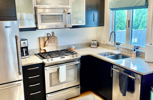 Provincetown Cabaña | Hermoso West End 2 habitaciones / 2 baños condominio en 2 niveles. Casa de campo independiente de 850 pies cuadrados