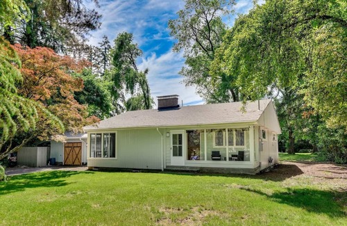 West Slope Casa | Quaint yet Modern 2-bedroom house with privacy in Beaverton
