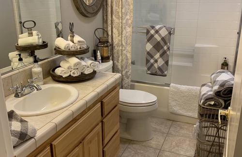 Redding Cama Y Desayuno | Quaintly Queen Hideaway Close to Bethel & Mercy Hospital Private Room in House
