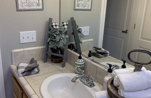 Redding Cama Y Desayuno | Quaintly Queen Hideaway Close to Bethel & Mercy Hospital Private Room in House