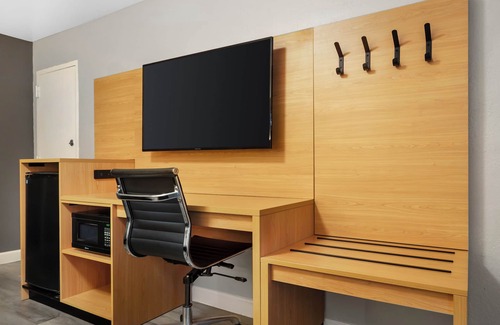 Tampa Hotel | Quality Inn and Conference Center Tampa-Brandon