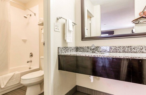 Charleston Hotel | Quality Inn Mt. Pleasant - Charleston