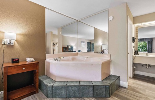 Quincy Hotel | Quality Inn Quincy - Tallahassee West
