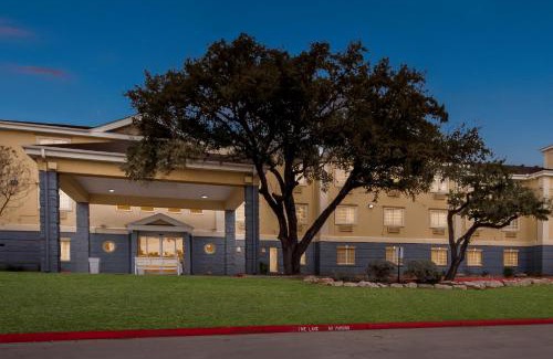 Hollywood Park Hotel | Quality Inn & Suites Airport North - Stone Oak