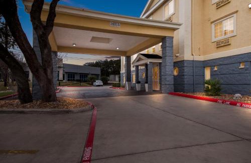 Hollywood Park Hotel | Quality Inn & Suites Airport North - Stone Oak