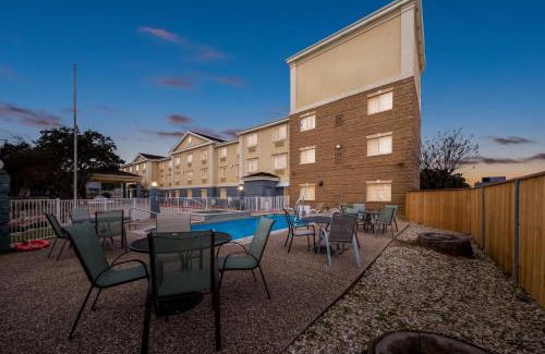 Hollywood Park Hotel | Quality Inn & Suites Airport North - Stone Oak