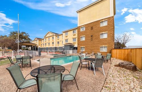 Hollywood Park Hotel | Quality Inn & Suites Airport North - Stone Oak