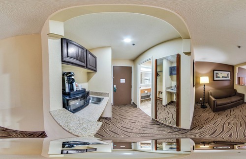 Hollywood Park Hotel | Quality Inn & Suites Airport North - Stone Oak