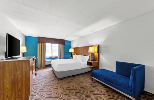 Hollywood Park Hotel | Quality Inn & Suites Airport North - Stone Oak
