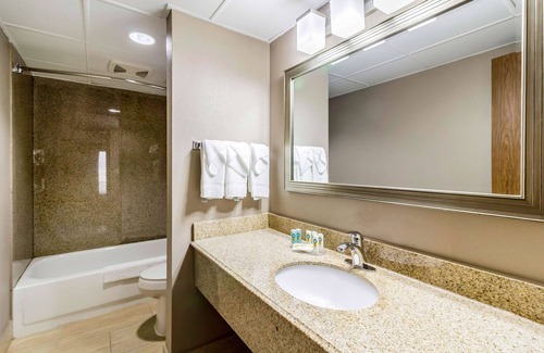 Arden Hills Hotel | Quality Inn & Suites Arden Hills - Saint Paul North