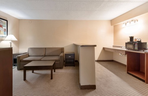 Roselawn Finance Hotel | Quality Inn & Suites Cincinnati Uptown Norwood