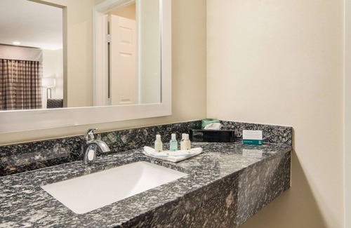 Old East Dallas Hotel | Quality Inn & Suites Dallas - Cityplace
