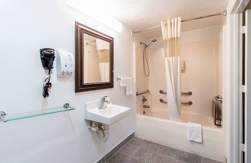 Dickson Hotel | Quality Inn & Suites