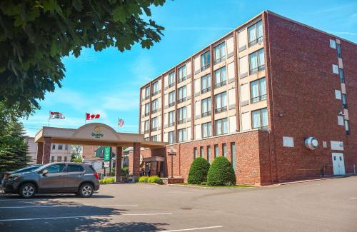 Queens Square Hotel | Quality Inn & Suites Downtown