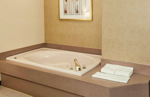 Goshen Hotel | Quality Inn & Suites Goshen