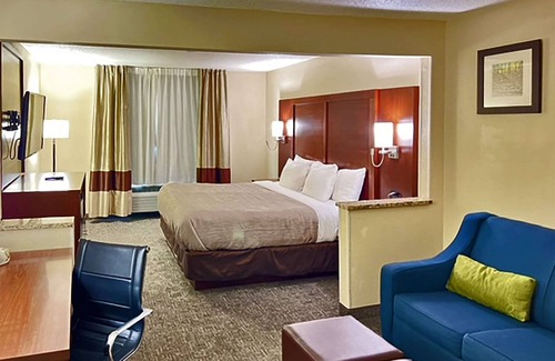 Ashwaubenon Hotel | Quality Inn & Suites Green Bay - Ashwaubenon