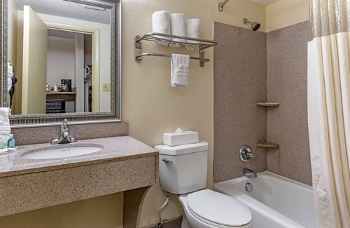 Greensboro Hotel | Quality Inn & Suites - Greensboro-High Point