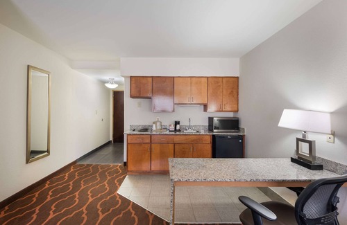 Huntsville Hotel | Quality Inn & Suites Huntsville Research Park Area