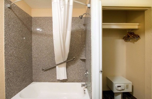 San Antonio Hotel | Quality Inn & Suites I-35 near Frost Bank Center
