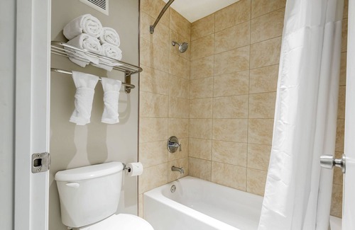 Florida Central Atlantic Coast Hotel | Quality Inn & Suites Kissimmee by The Lake