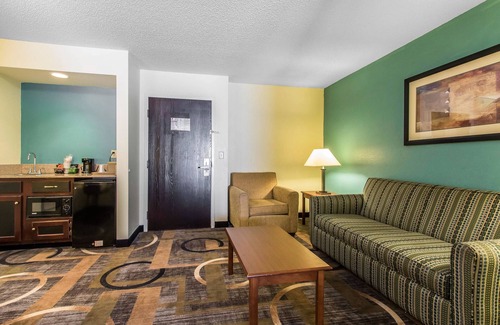 Ellendale Hotel | Quality Inn & Suites Memphis East