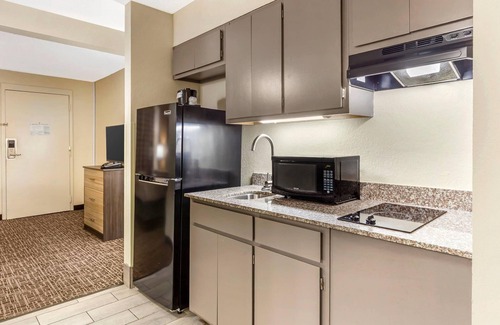 Pine Forest Hotel | Quality Inn & Suites Spring Lake - Fayetteville near Fort Bragg