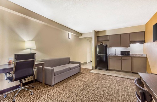 Pine Forest Hotel | Quality Inn & Suites Spring Lake - Fayetteville near Fort Bragg