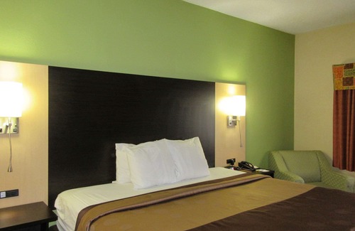 Benton Harbor Hotel | Quality Inn & Suites