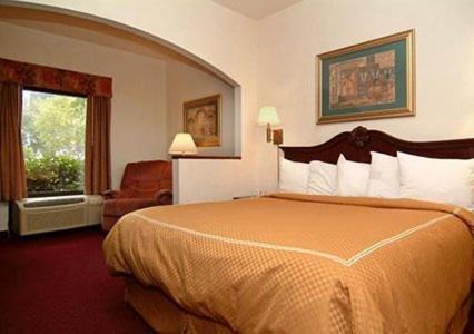 Biggar Hotel | Quality Suites Fort Myers I-75